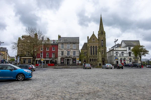 Caernarfon, Wales - maj 01 2018: Caernarfon på en blåsig dag i regnet — Stockfoto