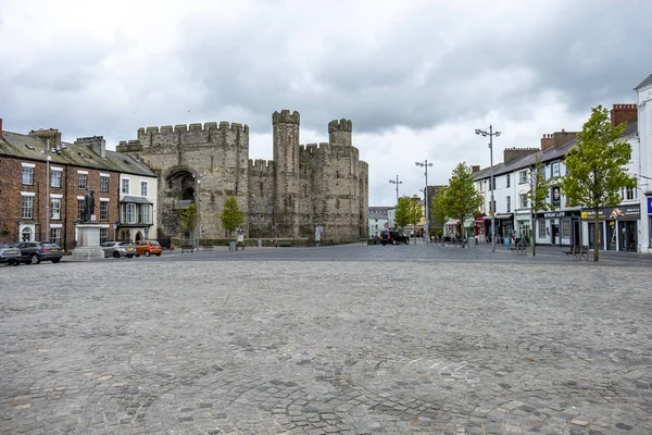 Caernarfon, Wales - mei 01 2018: Caernarfon op een winderige dag in de regen — Stockfoto