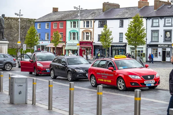 Caernarfon, Wales - 01 květen 2018: Taxi na větrný den v dešti — Stock fotografie