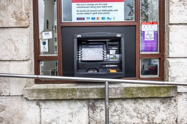 Caernarfon, Galler - 01 Mayıs 2018: yağmurda rüzgarlı bir günde Hsbc Bankası Bankamatik