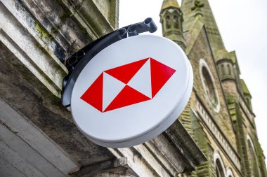 Caernarfon Galler - 01 Mayıs 2018: Hsbc Bank rüzgarlı bir gün yağmurda