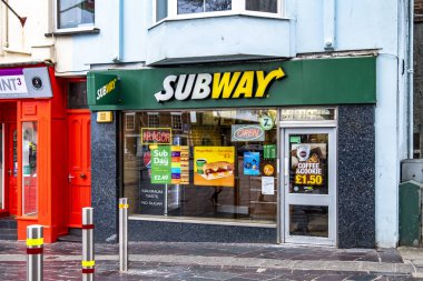 Caernarfon Galler - 01 Mayıs 2018: Rüzgarlı bir gün metroda.