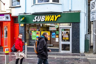 Caernarfon Galler - 01 Mayıs 2018: Rüzgarlı bir gün metroda yağmur altında