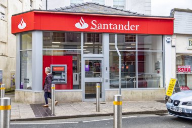 Caernarfon Galler - 01 Mayıs 2018: Santander bankada rüzgarlı bir günde yağmur