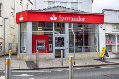 Caernarfon Galler - 01 Mayıs 2018: Santander bankada rüzgarlı bir günde yağmur