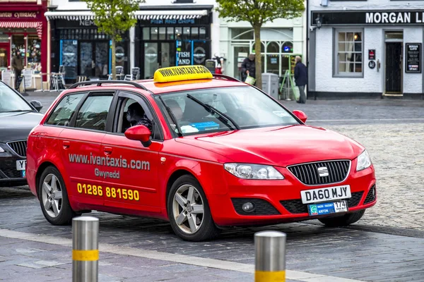 Caernarfon, Wales - mei 01 2018: Taxi's op een winderige dag in de regen — Stockfoto