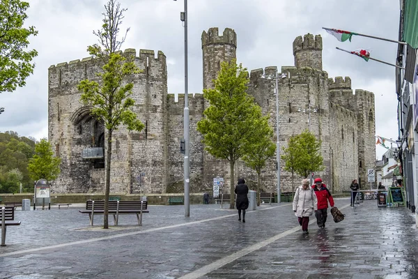 Caernarfon Wales - 01 de maio de 2018: Caernarfon em um dia ventoso na chuva — Fotografia de Stock