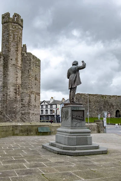 Caernarfon Wales - mei 01 2018: Minister-president David Lloyd George herdenkingsmunt steen — Stockfoto