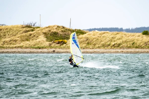 Caernarfon , Wales - May 01 2018 : Man windsurfing close to the town — Stock Photo, Image