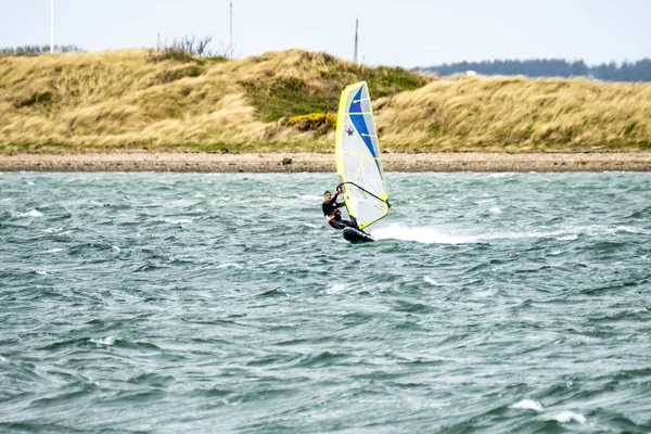 Caernarfon, Welsz - május 01 2018: Az ember a város szörfözés — Stock Fotó