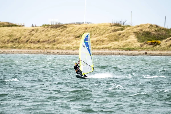 CAERNARFON, WALES - MAIO 01 2018: Homem windsurf perto da cidade — Fotografia de Stock