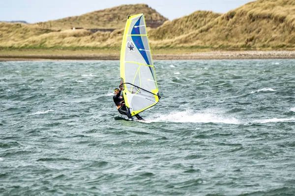 Caernarfon, Welsz - május 01 2018: Az ember a város szörfözés — Stock Fotó