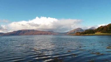 Yelken teknenin arka planda Appin Ardnamurchan ile yakın Highlands İskoç havadan görünümü