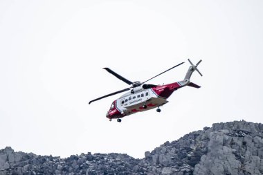 Ogwen Glen, Galler - 29 Nisan 2018: İngiliz Hm Sahil Güvenlik helikopteri Bristow bir kurtarma tatbikatı Ogwen Glen, iletken helikopterler tarafından işletilen Sikorsky S-92