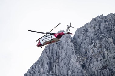 Ogwen Glen, Galler - 29 Nisan 2018: İngiliz Hm Sahil Güvenlik helikopteri Bristow bir kurtarma tatbikatı Ogwen Glen, iletken helikopterler tarafından işletilen Sikorsky S-92