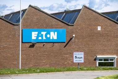 Holyhead, Galler - 30 Nisan 2018: Eaton üzerinden Anglesey Galler'de çalışıyor