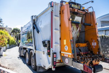 Holyhead Galler - 30 Nisan 2018: depo temizlik çöp van