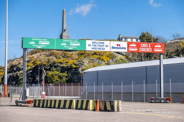 HOLYHEAD, WALES - 30 апреля 2018 года: пограничный контроль готов для пассажиров — стоковое фото