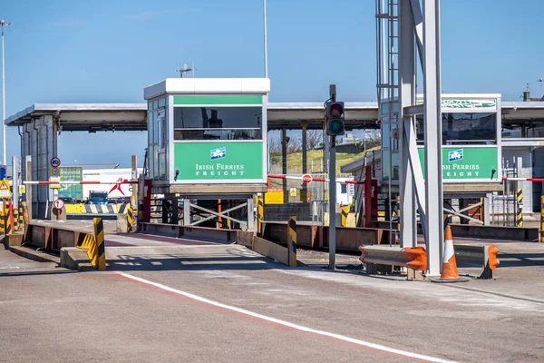 Holyhead, Wales - April 30 2018: De grenscontrole is klaar voor passagiers — Stockfoto