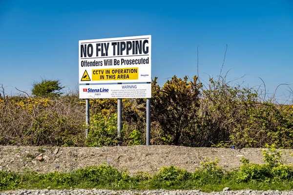 Holyhead, Wales - April 30 2018: Nr Tipping varningsskylt bredvid den walesiska kusten — Stockfoto
