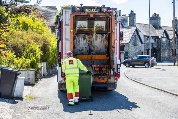 HOLYHEAD WALES - 30 de abril de 2018: Carrinha de lixo limpando as caixas — Fotografia de Stock