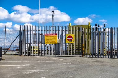 Holyhead, Galler - 30 Nisan 2018: İşareti uyarı sınırlı sınır bölgesi