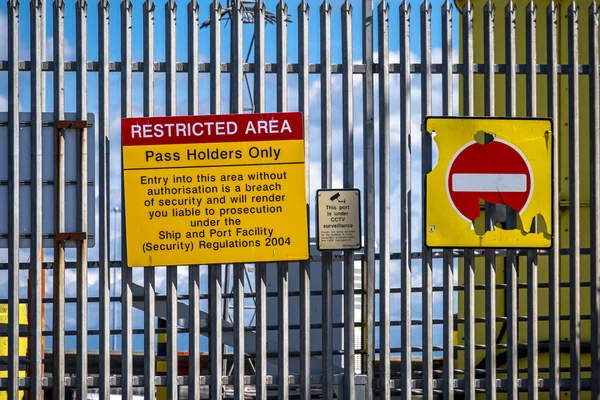 Holyhead, Wales - April 30 2018: Skylt som varnar för begränsad gränsområdet — Stockfoto