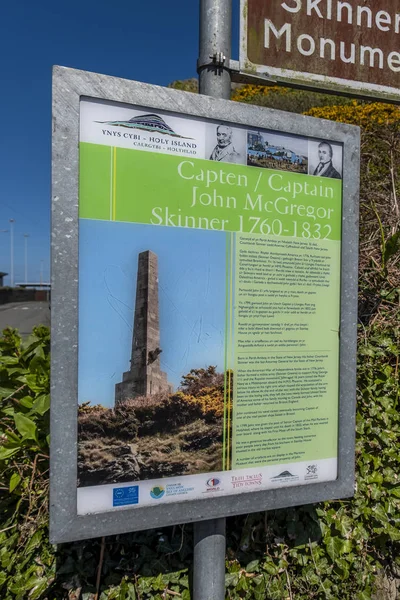 HOLYHEAD, WALES - 30 DE ABRIL DE 2018: Señal que indica el camino al Monumento al Capitán Skinner — Foto de Stock