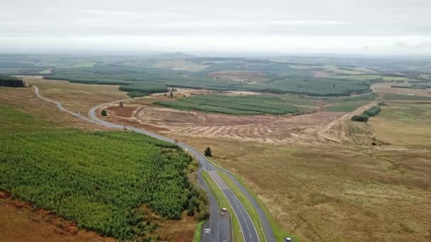 Luftaufnahme der Grenze zwischen Schottland und England mit großem Stein und Schottland-Schild - vereinigtes Königreich — Stockvideo