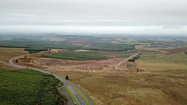 Vista aérea de la frontera entre Escocia e Inglaterra con gran letrero de piedra y Escocia - Reino Unido — Vídeos de Stock