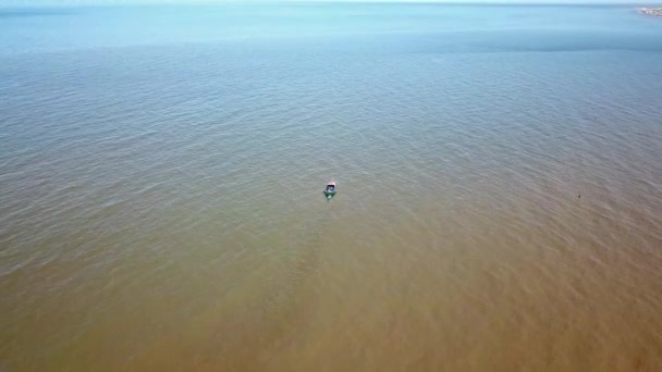 Geleneksel balıkçı teknesi Atlantik'te seyir hava fotoğrafı — Stok video