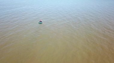Geleneksel balıkçı teknesi Atlantik'te seyir hava fotoğrafı