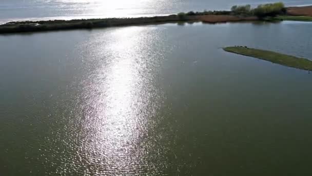 Полет над приливом и озером в районе Конуи в северном Уэльсе — стоковое видео