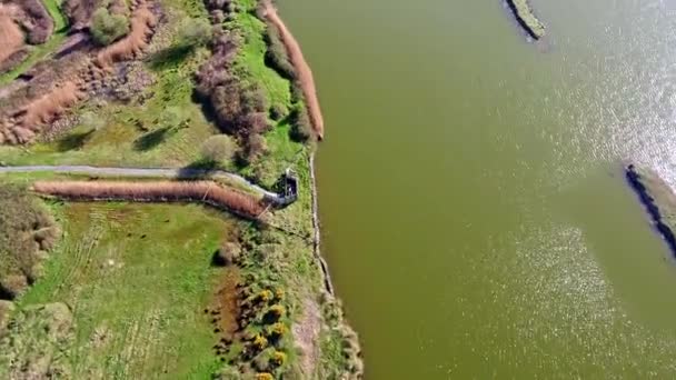 Volando sobre la tidelandia y el lago en la zona de Conwy en las gales del norte — Vídeos de Stock