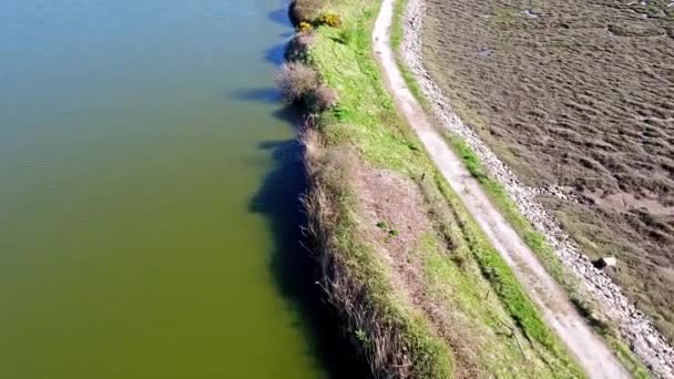 Volando sobre la tidelandia y el lago en la zona de Conwy en las gales del norte — Vídeos de Stock