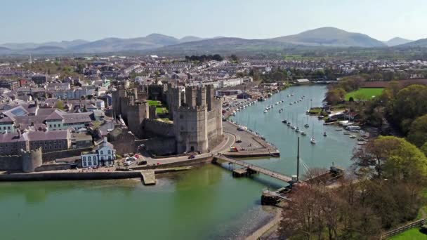 Skyline van Caernarfon, Gwynedd in Wales - Verenigd Koninkrijk — Stockvideo
