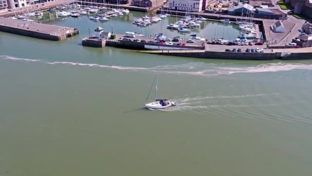 Navio à vela que sai de Caernarfon, Gwynedd no País de Gales - Reino Unido — Vídeo de Stock