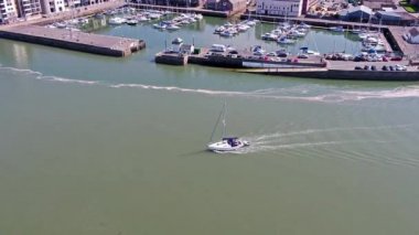 Caernarfon, Gwynedd Galler - İngiltere bırakarak yelkenli gemi