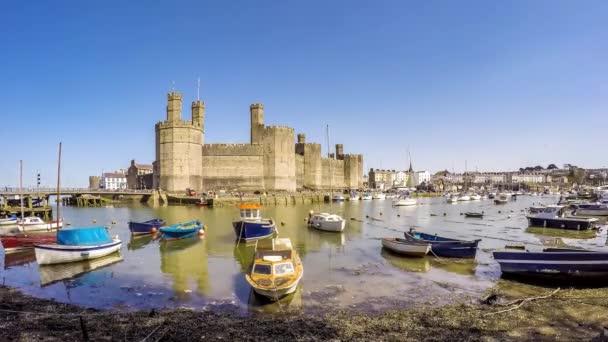 Tidsfördröjning för av ökande tidvattnet på Caernafon castle, Gwynedd i Wales - Storbritannien — Stockvideo