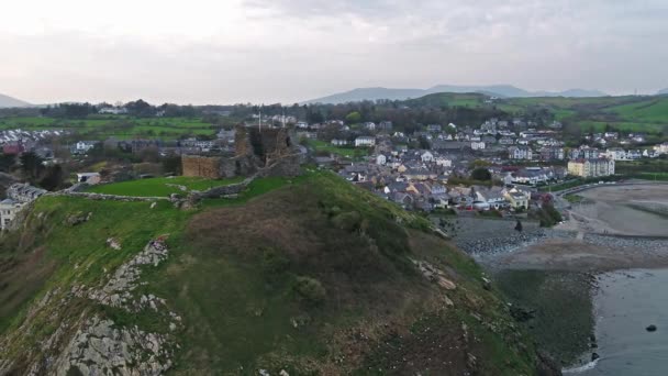 Widok z lotu ptaka zamek Criccieth i plaży o świcie, Wales, Wielka Brytania — Wideo stockowe