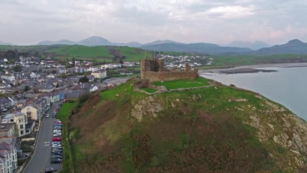 Vista aérea del castillo y la playa de Criccieth al amanecer, Gales, Reino Unido — Vídeo de stock