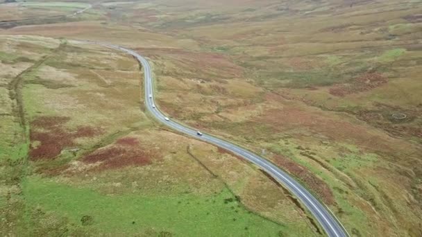 Veduta aerea del confine tra Scozia e Inghilterra con grande pietra e segno Scozia - Regno Unito — Video Stock