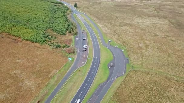Vista aérea da fronteira entre a Escócia e a Inglaterra com grande pedra e sinal da Escócia - Reino Unido — Vídeo de Stock
