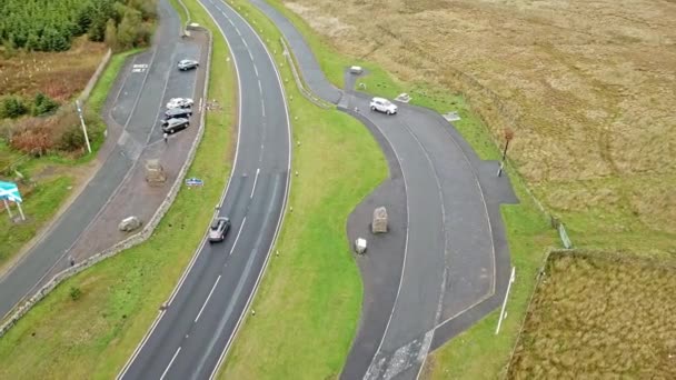 Luftaufnahme der Grenze zwischen Schottland und England mit großem Stein und Schottland-Schild - vereinigtes Königreich — Stockvideo