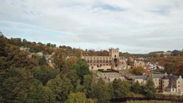 Вид с воздуха на Джедбург с руинами Джедбургского аббатства в Шотландии — стоковое видео