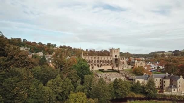 Vista aérea si Jedburgh con las ruinas de la Abadía de Jedburgh en Escocia — Vídeo de stock