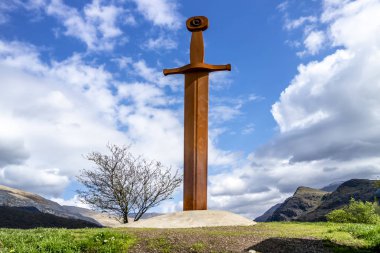 Llanberis Snowdonia Milli Parkı'nda Galler'de taşına demir kılıç