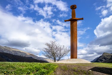 Llanberis Snowdonia Milli Parkı'nda Galler'de taşına demir kılıç