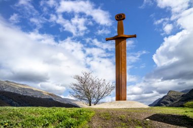 Llanberis Snowdonia Milli Parkı'nda Galler'de taşına demir kılıç