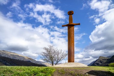 Llanberis Snowdonia Milli Parkı'nda Galler'de taşına demir kılıç